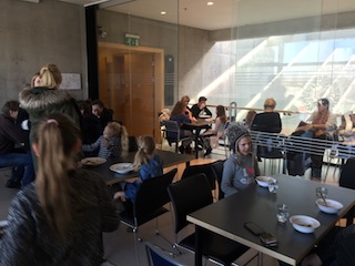 Eftir upprifjun bauð foreldrafélagið upp á mjólkurgraut, slátur og skúffuköku.