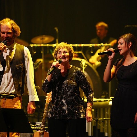 Helgi Þórsson, Helena Eyjólfsdóttir og Ivalu syngja 