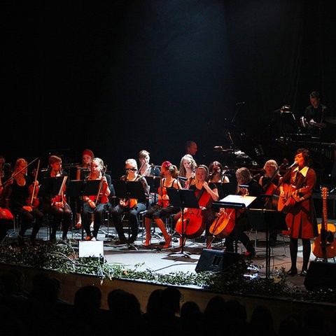 Lovísa og strengjasveit Tónak.