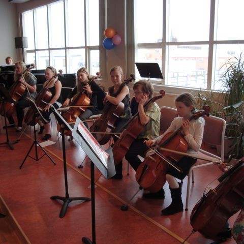 Sellónemendur TónAk spila á tónleikum á sal skólans