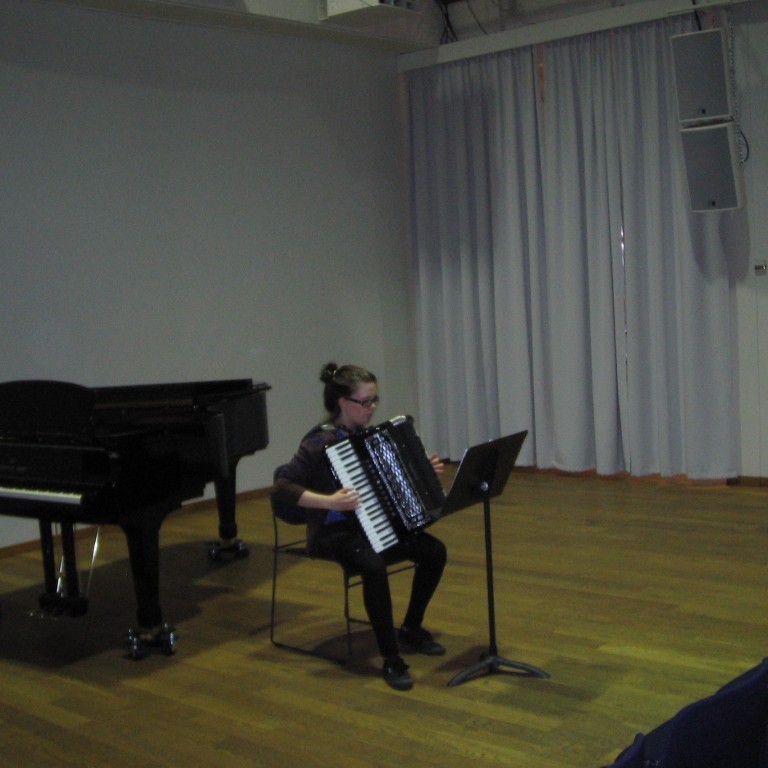 Guðný Valborg Guðmundsdóttir lék á harmoniku
