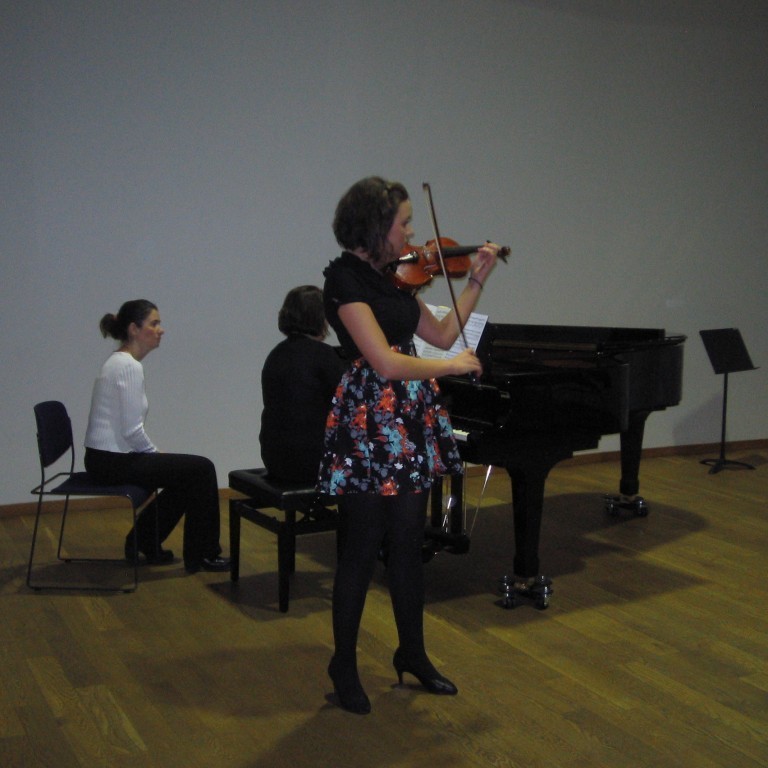 Rakel Sigurðardóttir lék á fiðlu við undirleik Helgu Bryndísar