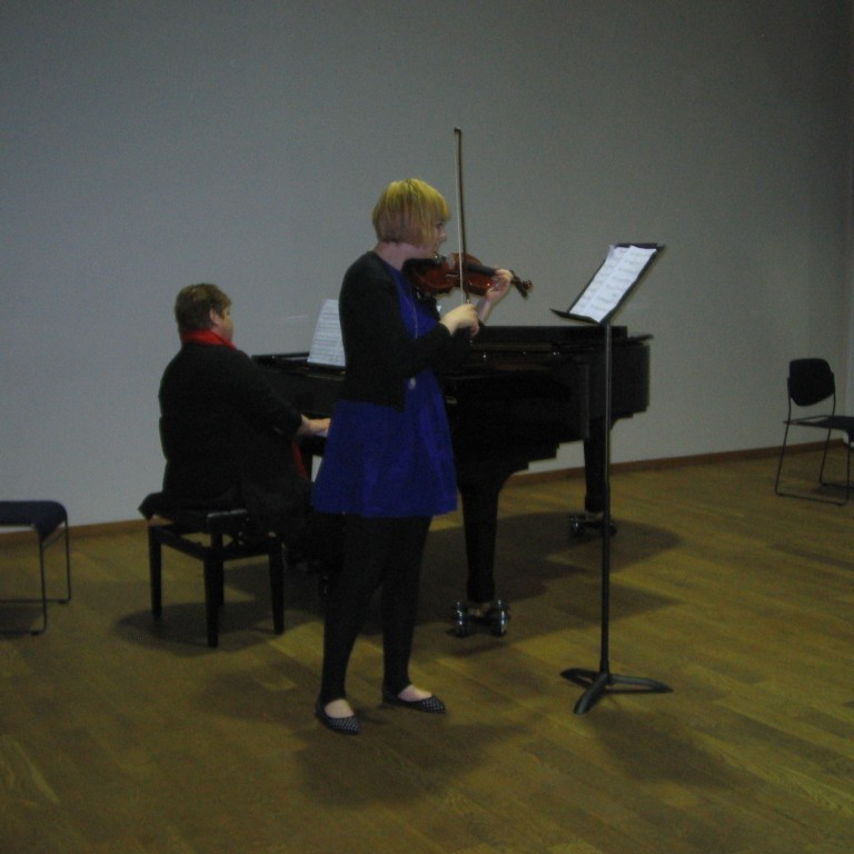 Tinna Mjöll Halldórsdóttir spilaði á fiðlu við undirleik Guðnýjar Erlu