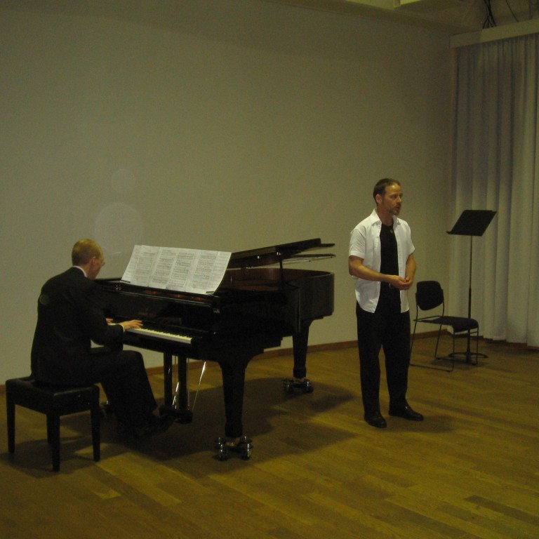 Hannes Sigurðsson söng og Daníel lék á píanó