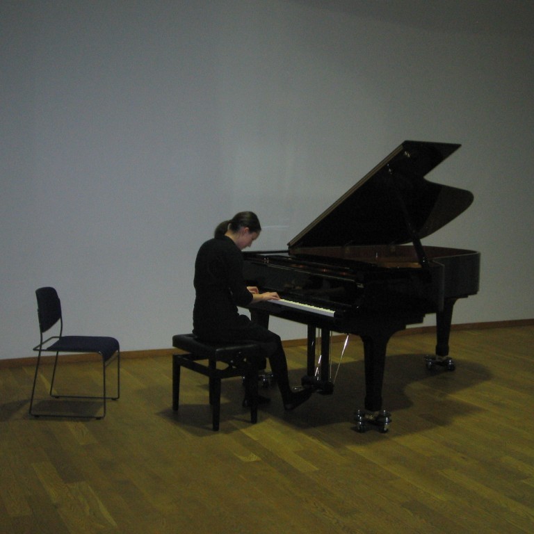 Sigurbjörg Björnsdóttir lék á píanó