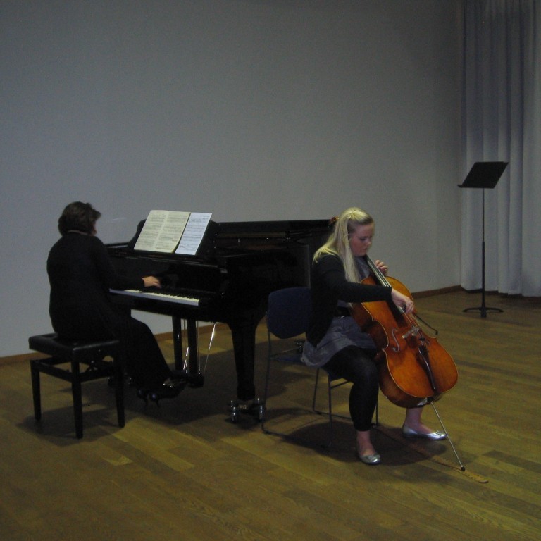 Sigurbjörg Björnsdóttir lék á selló við undirleik Helgu Bryndísar