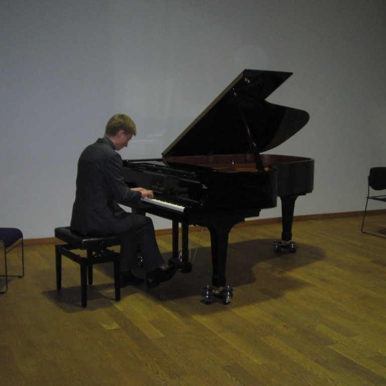 Gauti Baldvinsson lék á píanó