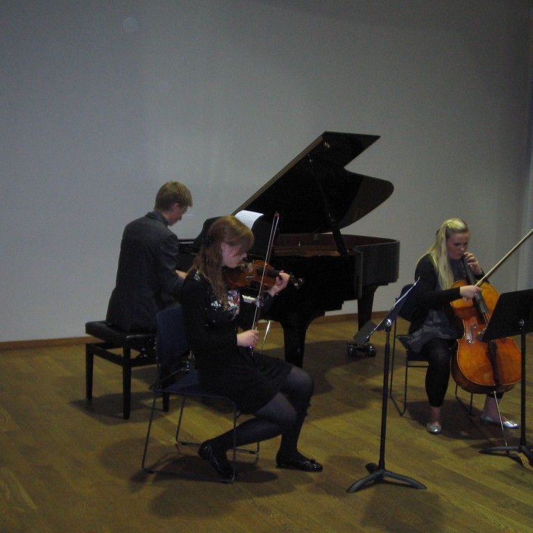 Píanótríó skipað Þuríði Helgu, Sigurbjörgu og Gauta