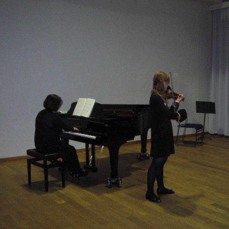 Þuríður Helga Ingvarsdóttir spilaði á fiðlu við undirleik Helgu Bryndísar