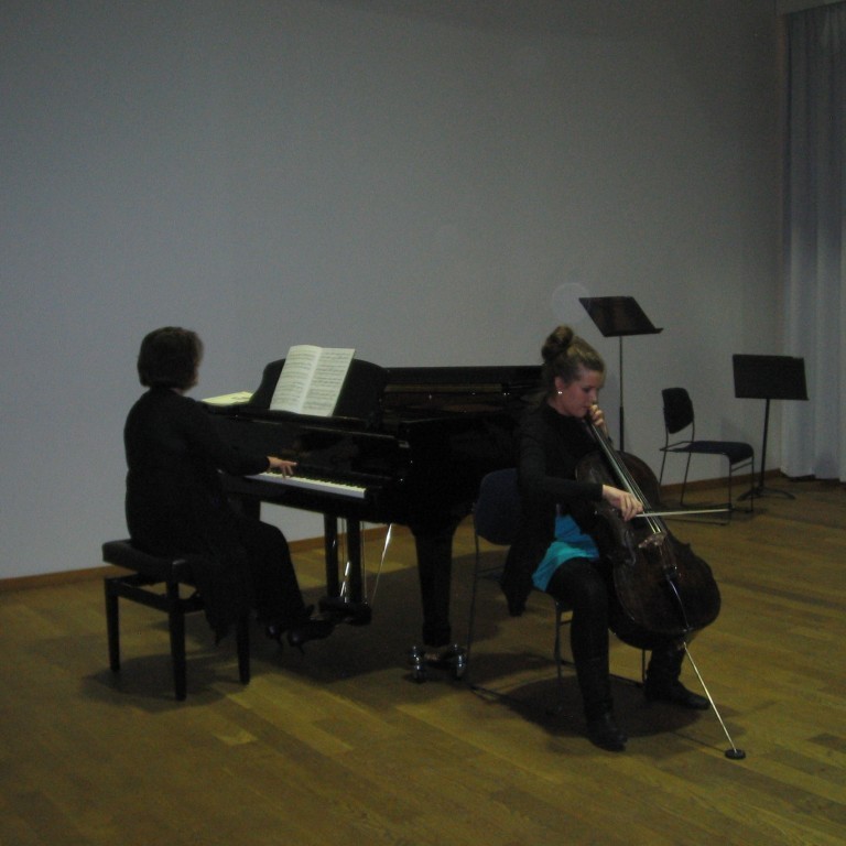 Guðrún Svana Hilmarsdóttir spilaði á selló við undirleik Helgu Bryndísar