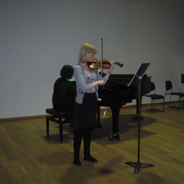 Elín Rún Birgisdóttir lék á fiðlu og Helga Bryndís á píanó