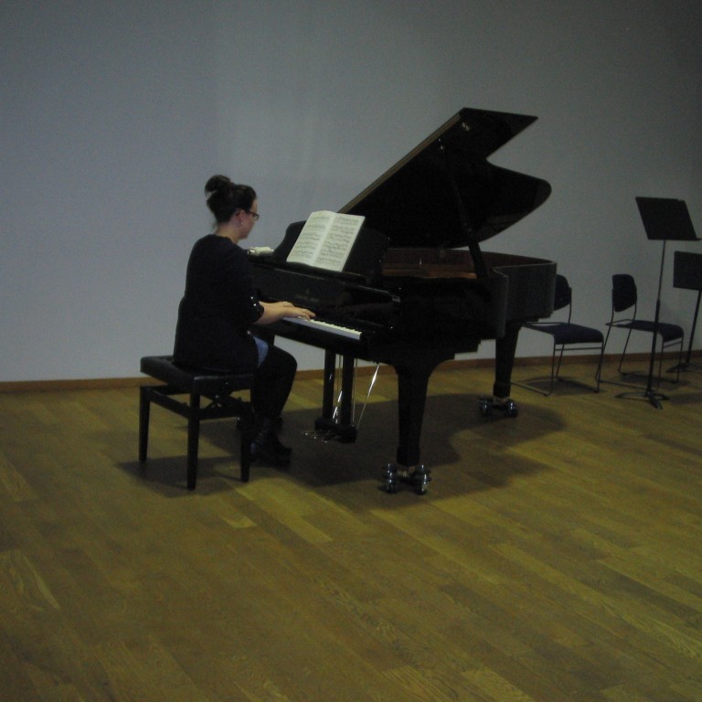 Ásta Ísfold Jónasardóttir lék á píanó