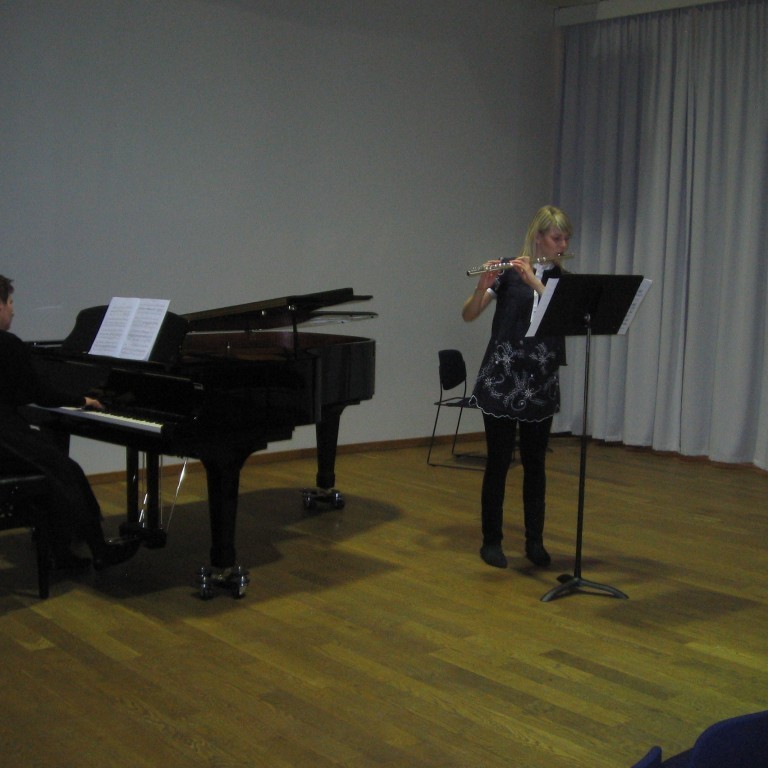Anna Gunnarsdóttir lék á þverflautu við undirleik Helenu G. Bjarnadóttur