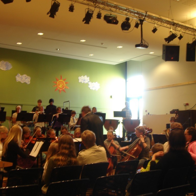 Sinfóníuhljómsveit Tónlistarskólans á Akureyri í brekkuskóla.  Stjórnandi Michael J. Clarke.