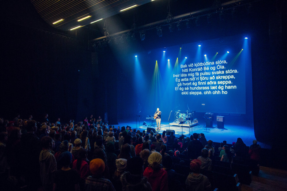 Grunnskólanemar syngja í Hofi