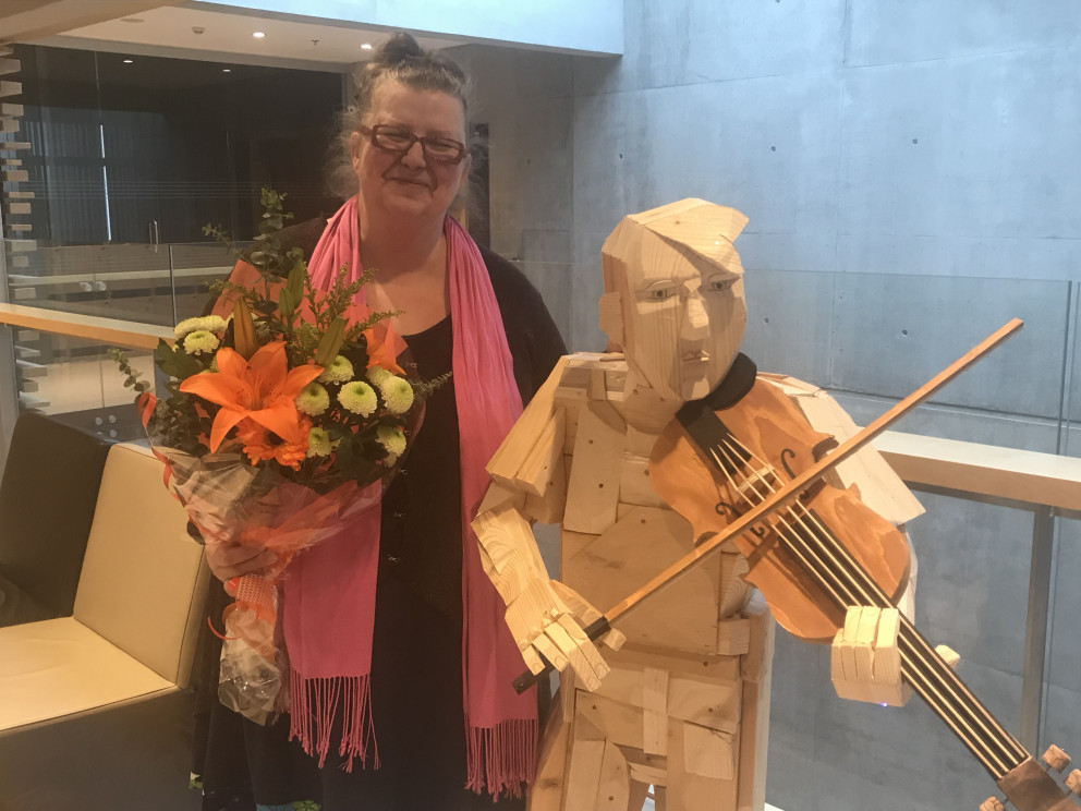 Aðalheiður Eysteinsdóttir færir tónlistarskólanum listaverk