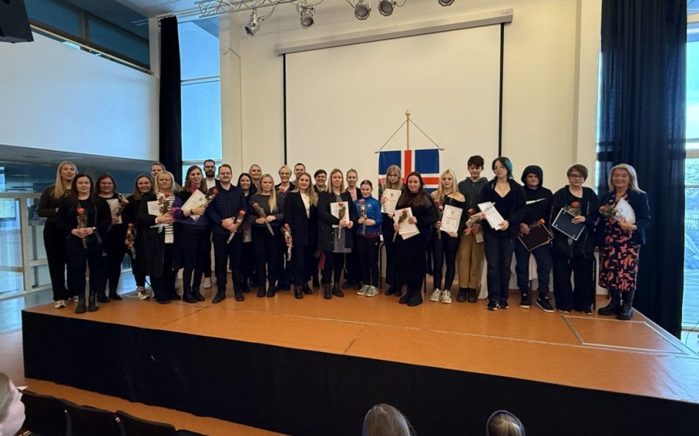 Sóley og Emil fengu viðurkenningu fyrir framúrskarandi starf
